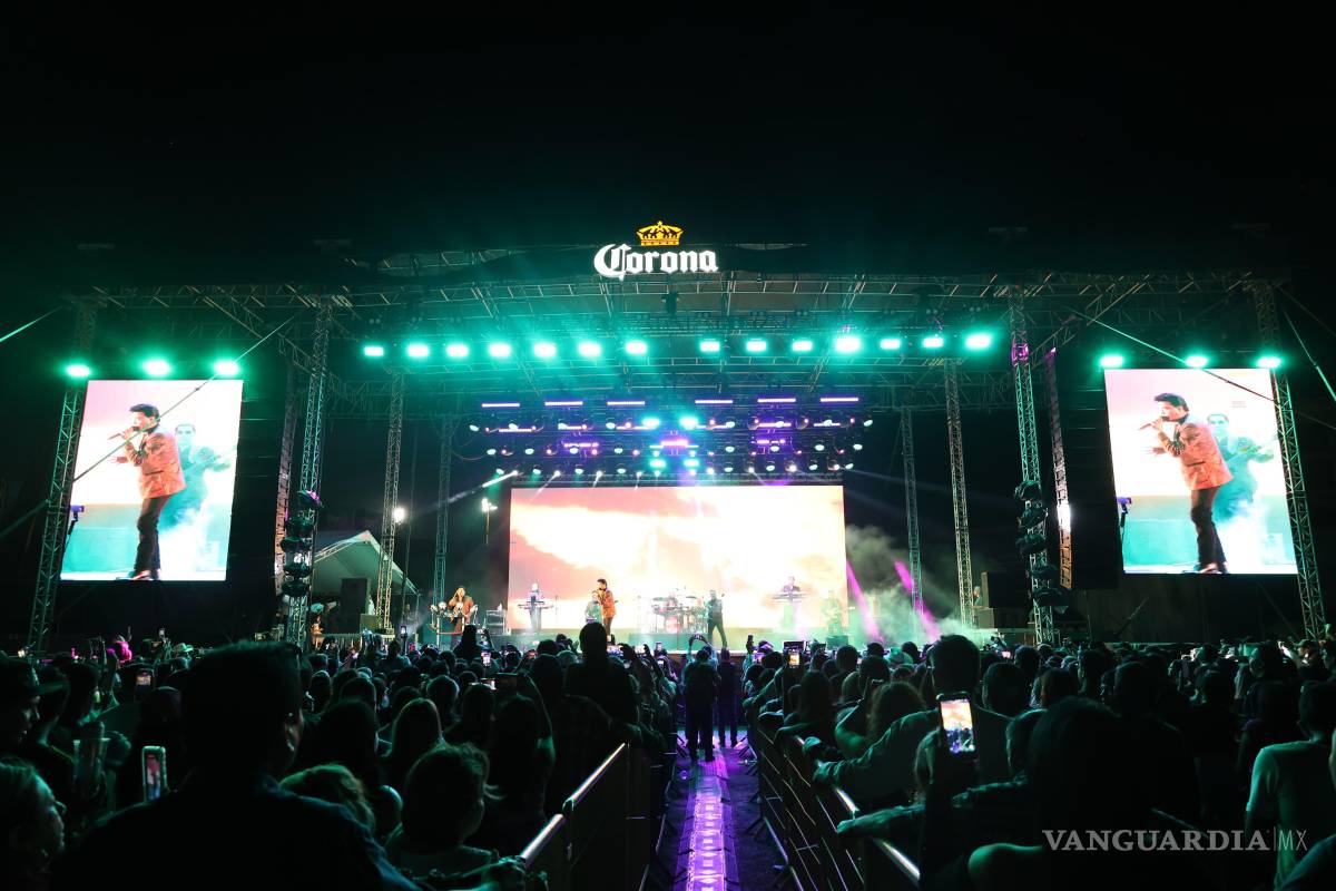 $!Familias saltillenses disfrutan de una noche de conciertos en el escenario principal del FUTFEST Saltillo 2026, en el Biblioparque Norte.