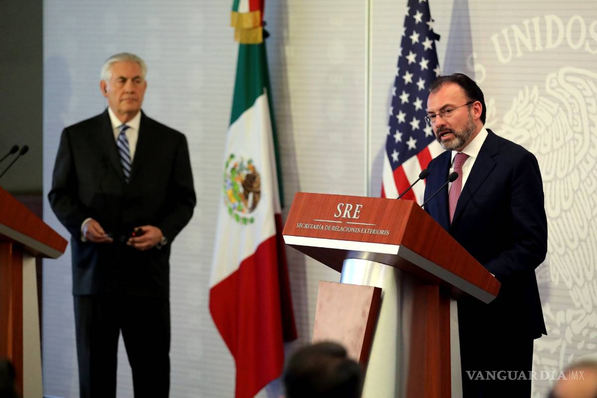 $!"Tenemos que asegurarnos que menos migrantes hagan ese viaje peligroso a Estados Unidos", dice John Kelly en México