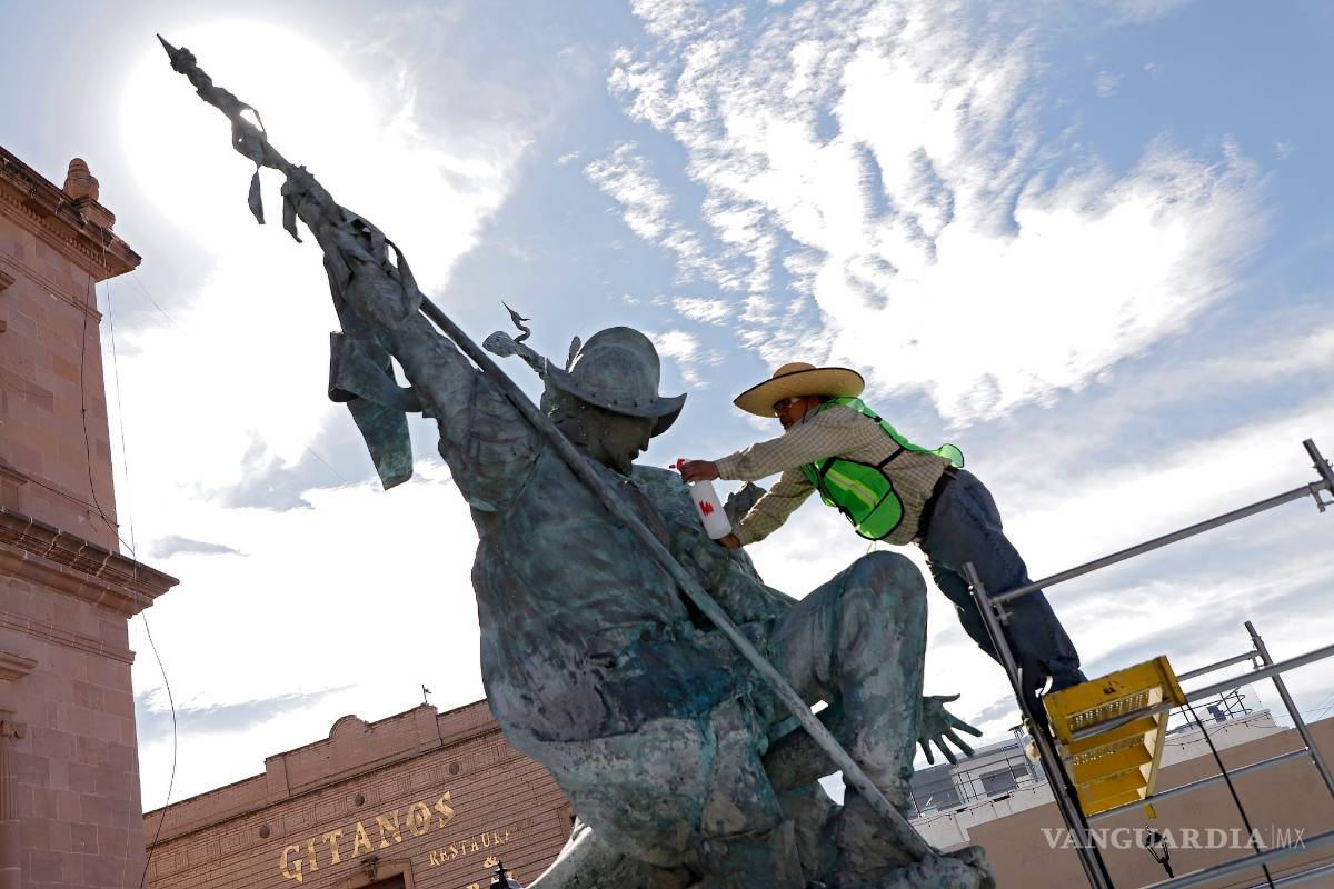 En plaza de la Nueva Tlaxcala comienzan trabajos de conservación sobre ‘El indio y el español’