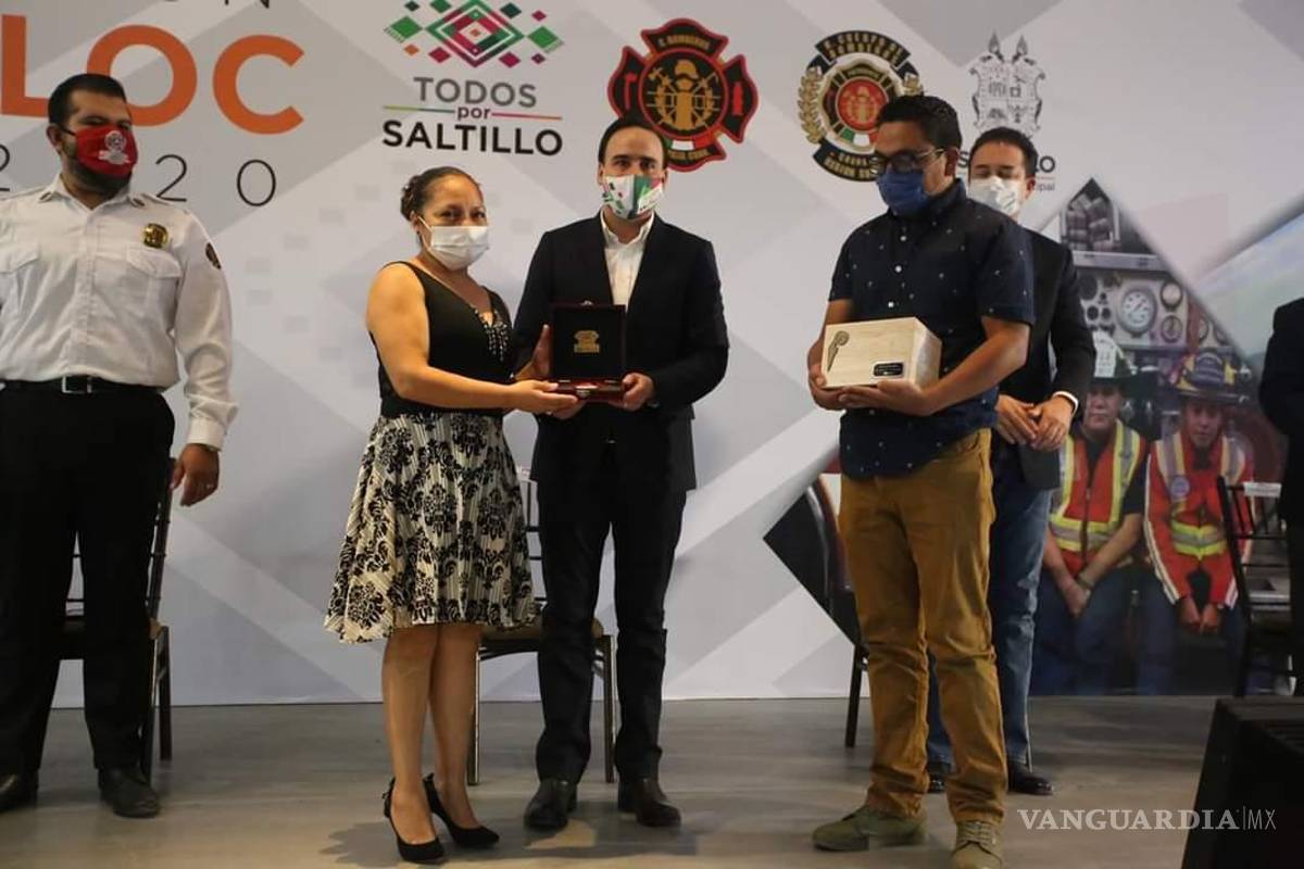 Recibe Bomberos de Saltillo equipo, incentivos y galardón Tláloc