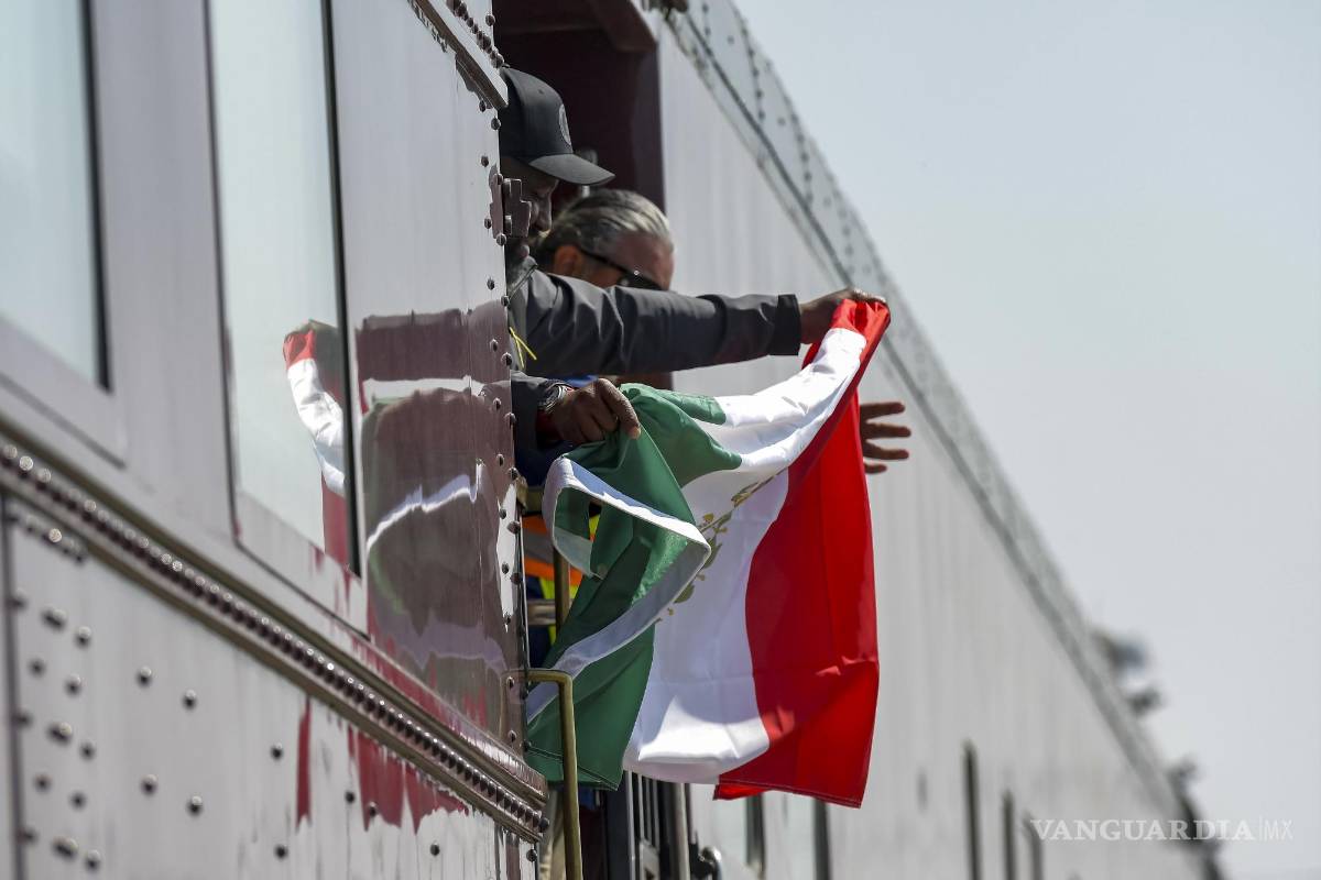 $!Paso de la locomotora 2816 por la ciudad de Saltillo. El fotógrafo de VANGUARDIA MX, Omar Saucedo, capturó el momento donde los maquinistas muestran la bandera de México