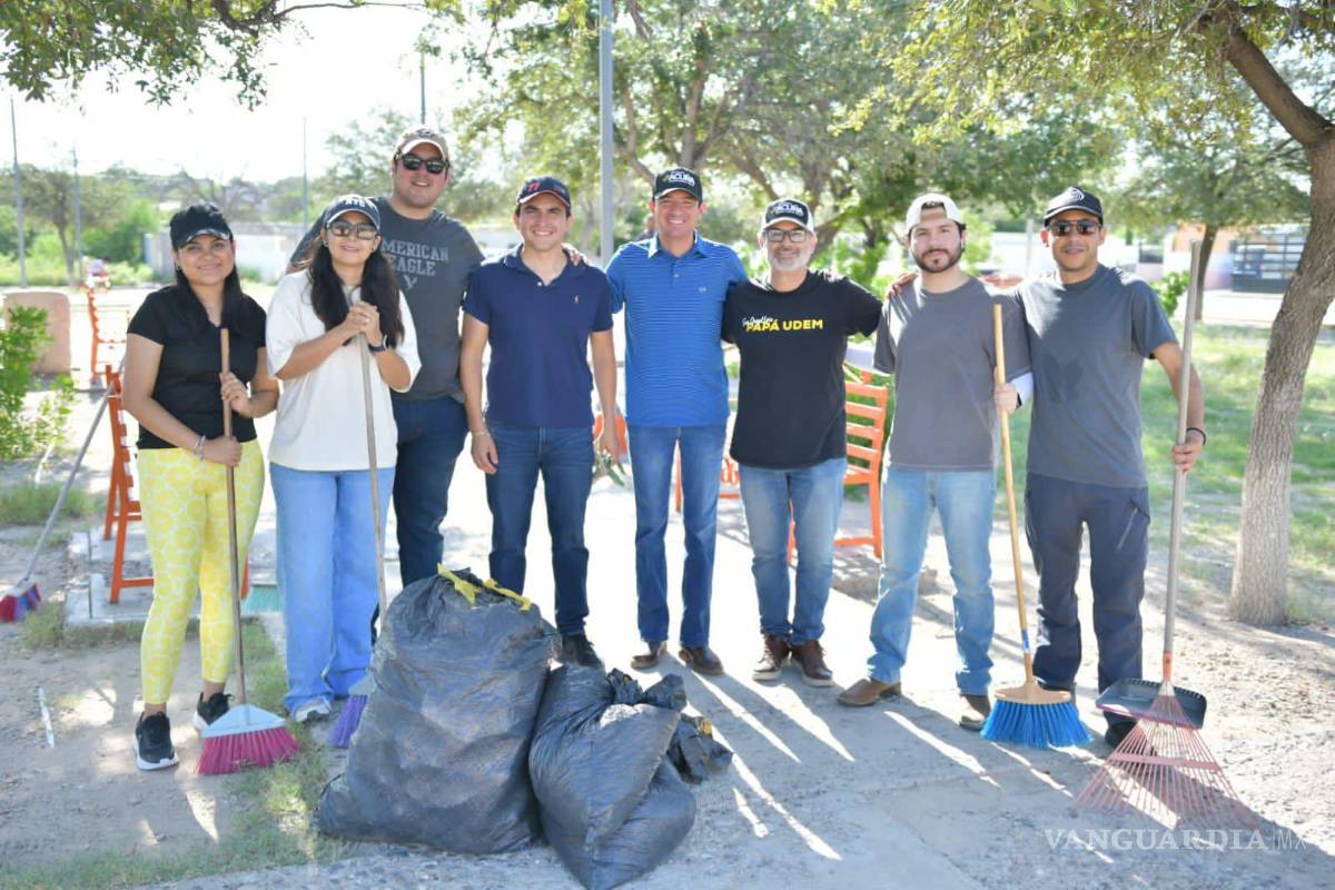 $!El alcalde Emilio De Hoyos supervisó los trabajos de la campaña “Por Amor a Mi Plaza”.