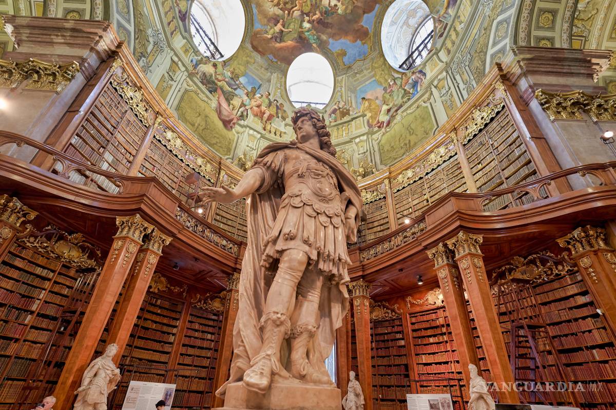 $!La Biblioteca Nacional de Austria, que cuenta con una estatua del emperador Carlos VI, es una joya del período Barroco.