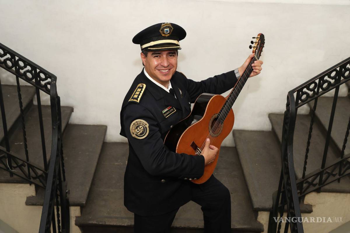 Oswaldo Macías, el policía cantante