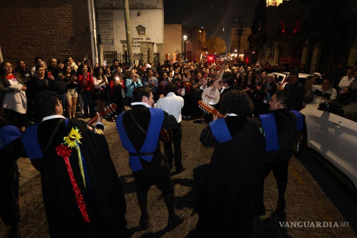 $!Rondallas, tunas y agrupaciones folklóricas dieron vida a los festejos en distintos recintos culturales del primer cuadro de la ciudad.