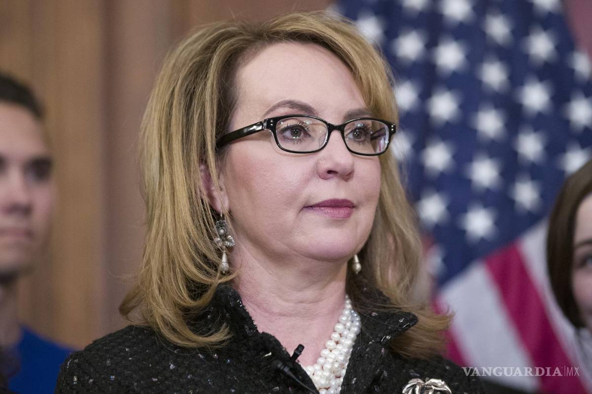 $!La ex representante Gabby Giffords tras anunciar una legislación para ampliar los controles para la venta y transferencia de armas de fuego en el Capitolio.