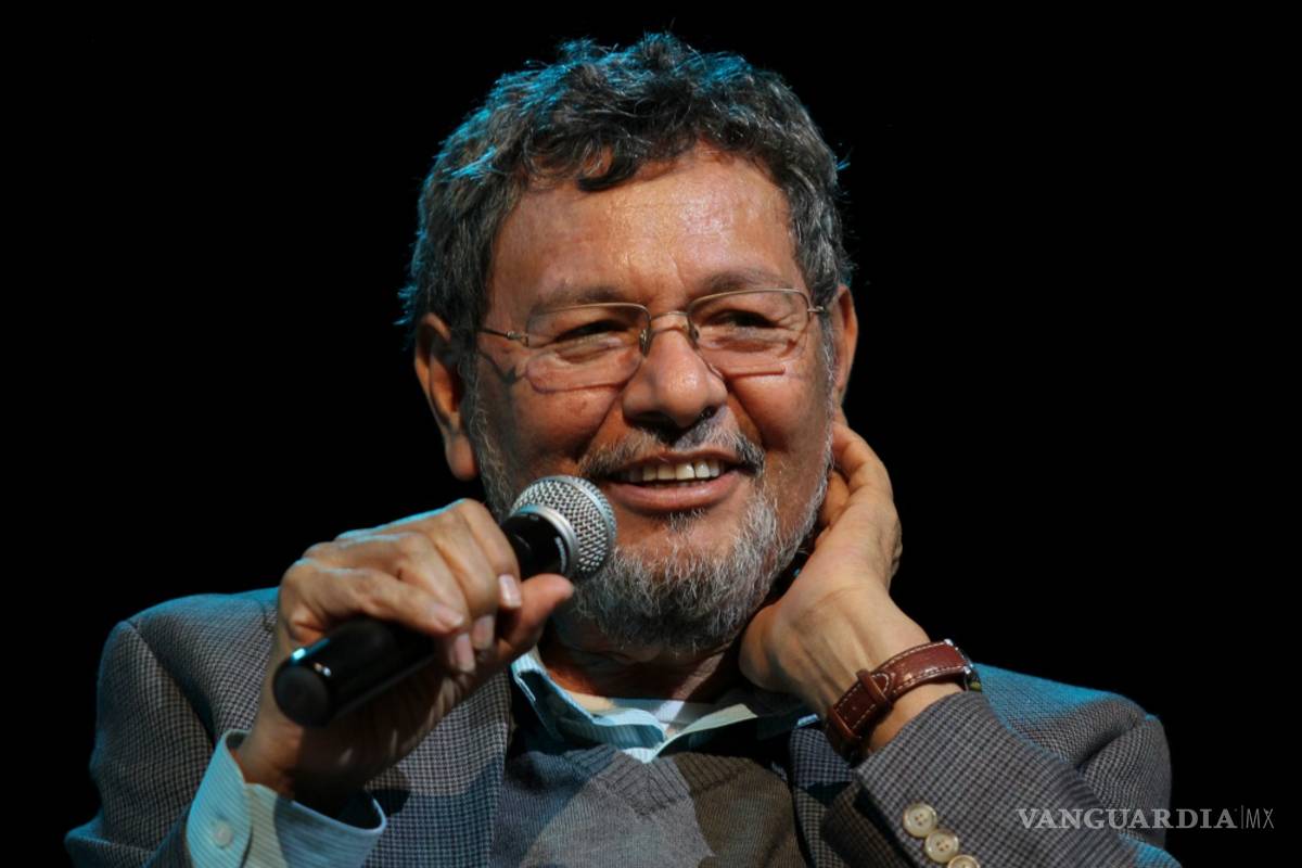 Para Élmer Mendoza &quot;Lo único admirable de Donald Trump es su peinado”