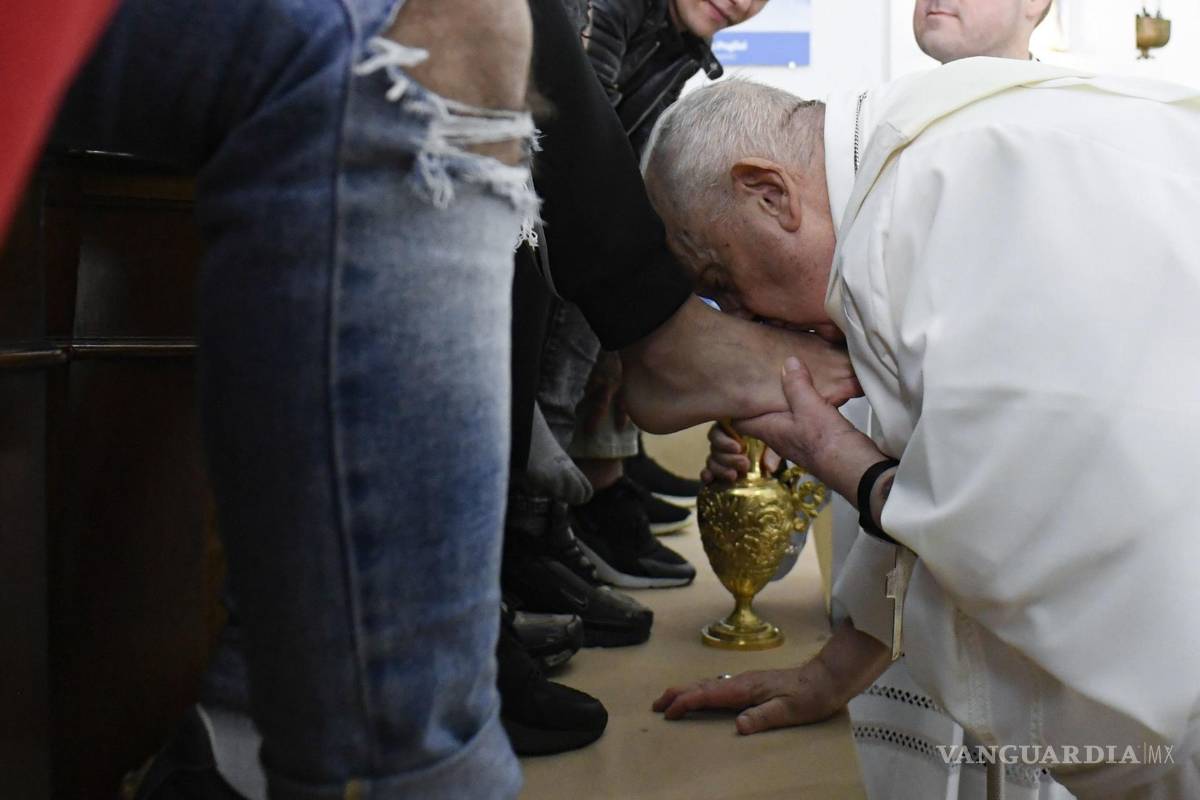$!Una imagen proporcionada por los medios del Vaticano muestra al Papa Francisco realizando el rito del lavatorio de los pies el Jueves Santo en Roma, Italia.