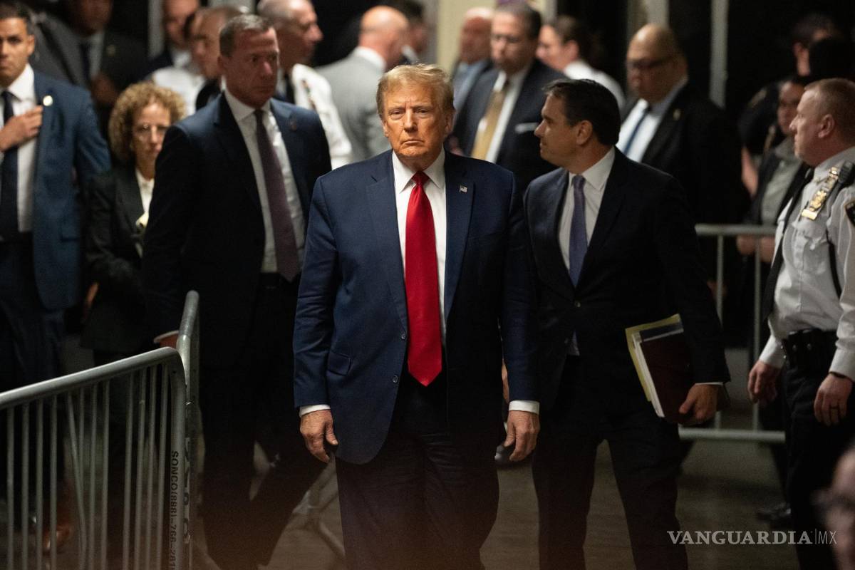 $!El ex residente estadounidense Donald J. Trump sale después de una audiencia previa al juicio por el presunto dinero pagado a Stormy Daniels en Nueva York.