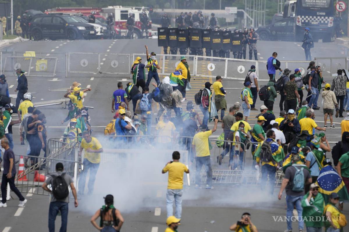 $!Manifestantes, simpatizantes del expresidente Jair Bolsonaro, chocan con la policía durante una protesta frente al edificio del Palacio Planalto en Brasilia.