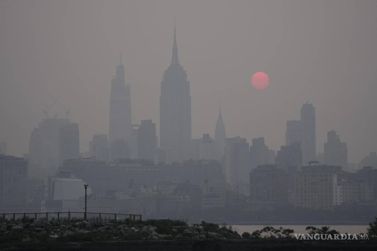 $!Por momentos se ha dejado de apreciar con tanta fuerza el tono naranja que se ha visto con la contaminación.