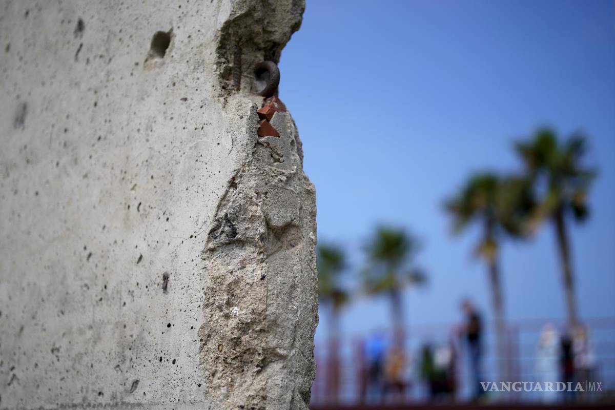 En respuesta a la construcción del muro en la frontera con EU, en Tijuana colocan pedazos del que dividía a Alemania