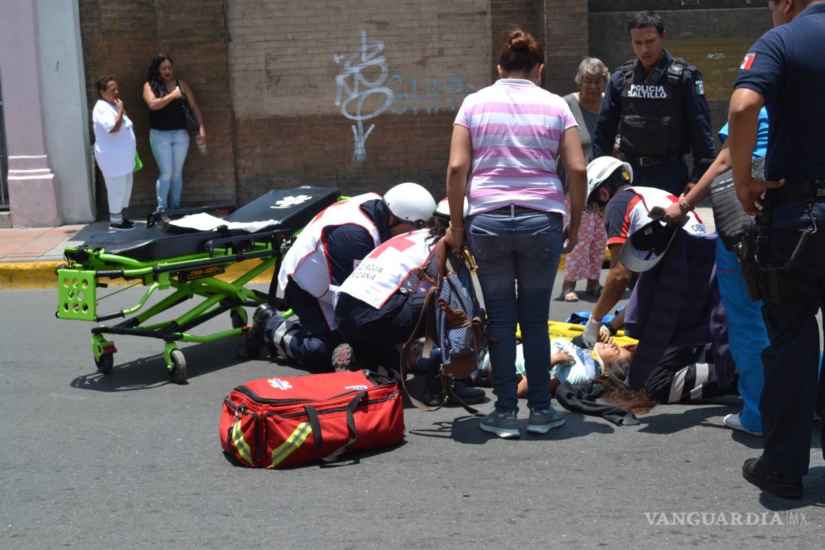 Arrolla camión a jovencita de 14 años en centro de Saltillo; su vida pende de un hilo