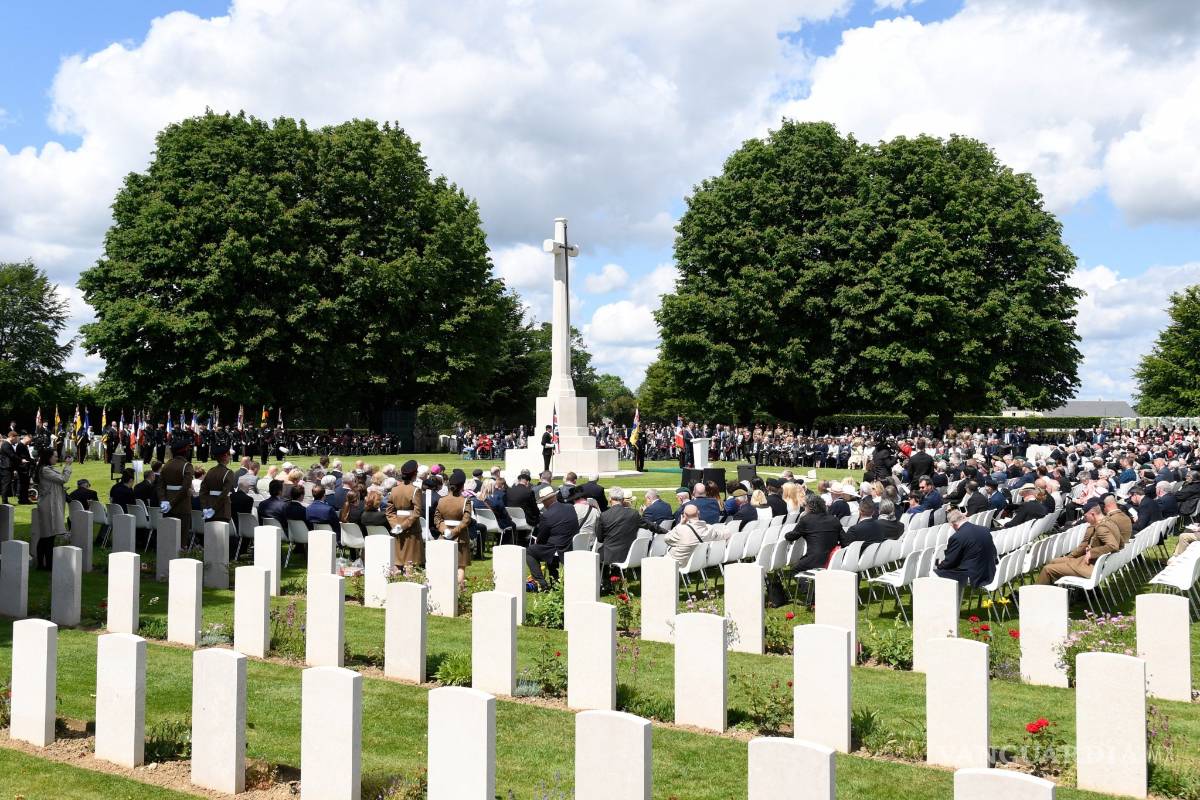 Minuto de silencio por los soldados caídos en Normandía