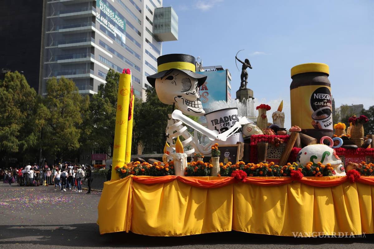 $!El desfile del Día de Muertos vuelve a la Ciudad de México, tras un año de obligado descanso por la pandemia con más de 1,000 participantes, 10 carros alegóricos, cuatro estrellas musicales, 350 bailares y acróbatas. EFE/Mario Guzmán