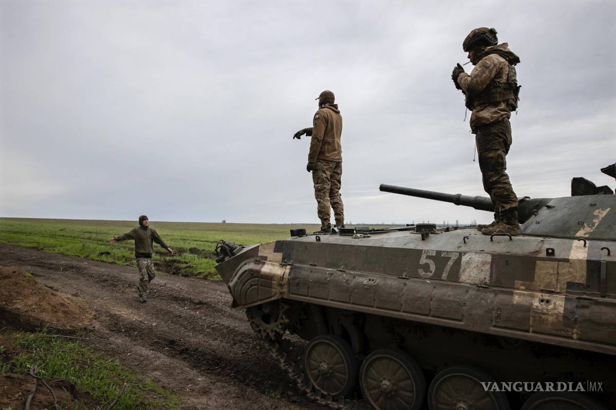 $!Miembros de la 28.a Brigada Mecanizada de Ucrania durante una misión para disparar un arma sin retroceso SPG-9 contra un objetivo ruso.