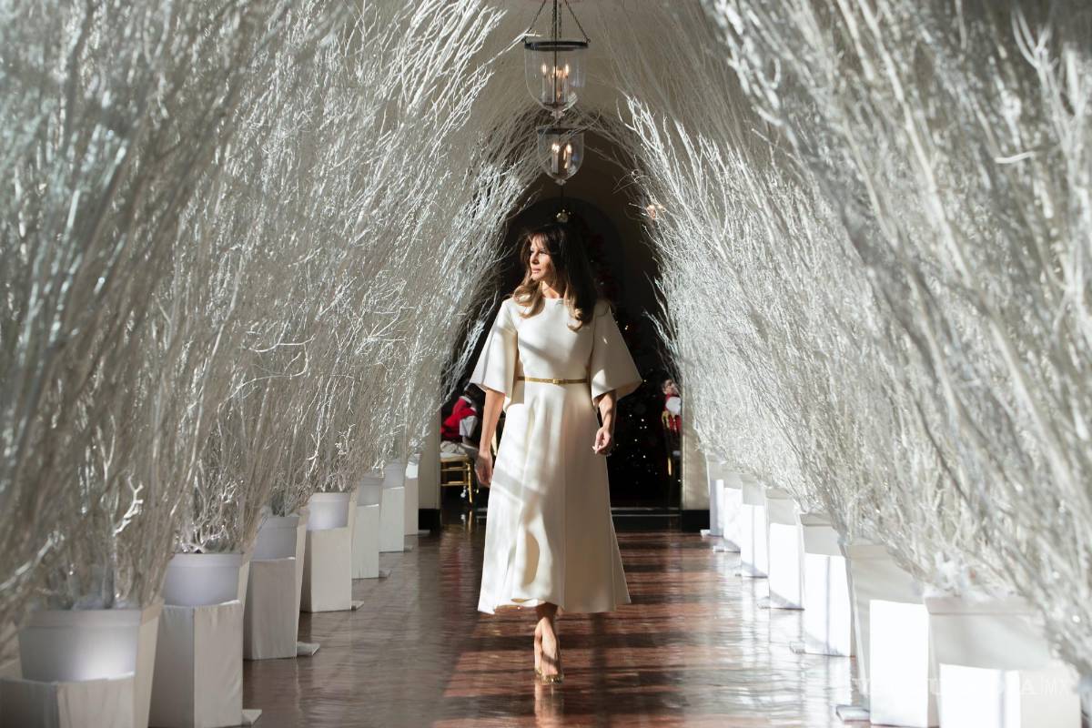 $!La primera dama Melania Trump camina por la Columnata Este, decirada con adornos navideños, en la Casa Blanca el lunes 27 de noviembre de 2017.