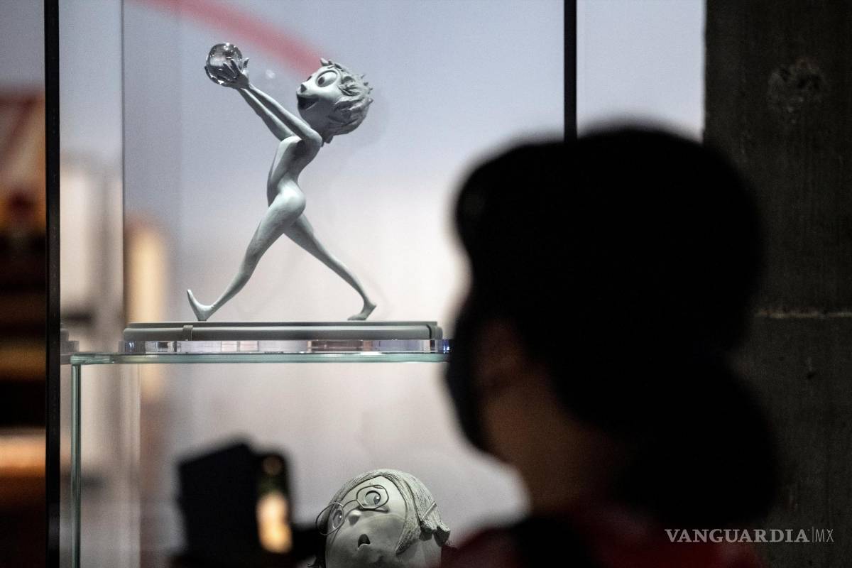 $!Un visitante observa las figuras de Inside Out utilizadas en las investigaciones preliminares de personajes animados en películas de animación durante la vista previa para la prensa del Museo de la Academia de Imágenes en Movimiento en Los Ángeles, California. EFE/EPA/Etienne Laurent