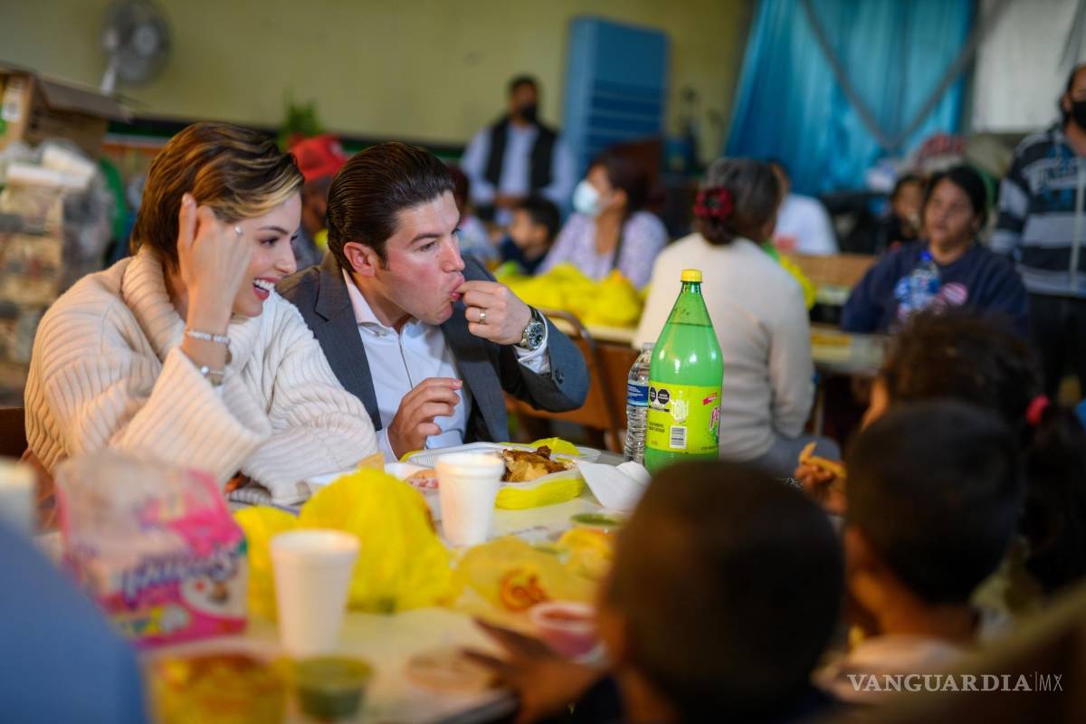 Samuel García y Mariana Rodríguez dan clase de sencillez; comen en El Pozo con afectados de incendio