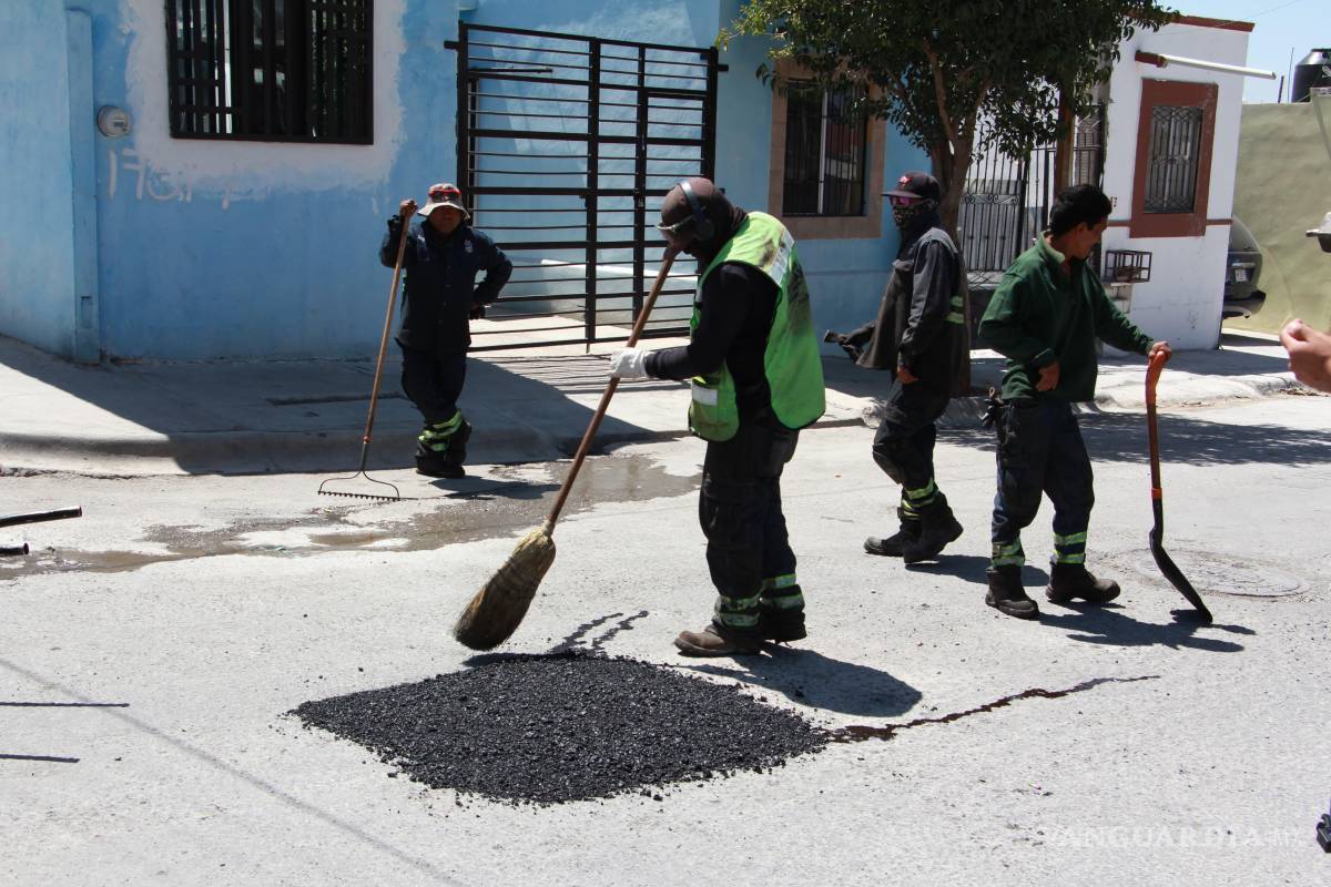 $!Cuadrillas municipales reparan daños en el pavimento para mejorar el tránsito vehicular en colonias del sur de Saltillo.