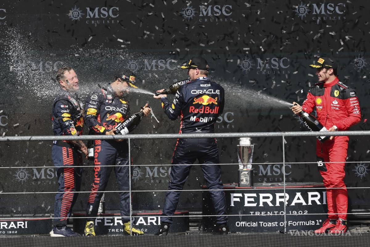 $!‘Tenía que hacer mi propia carrera, pero Max fue muy rápido’, comentó Sergio Pérez tras conseguir el segundo lugar.