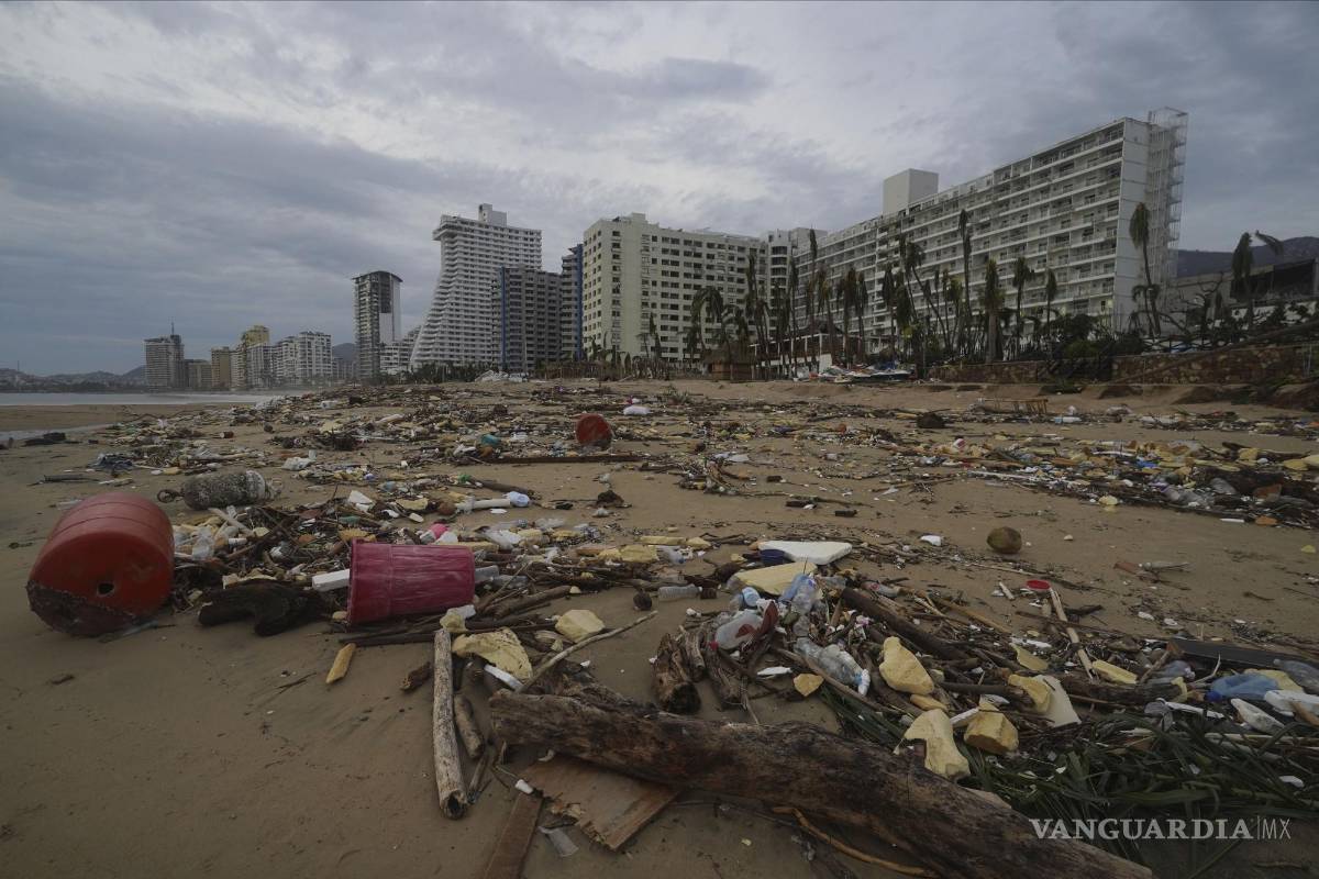 $!Hay escombros en la playa después de que el huracán Otis arrasara Acapulco, México.
