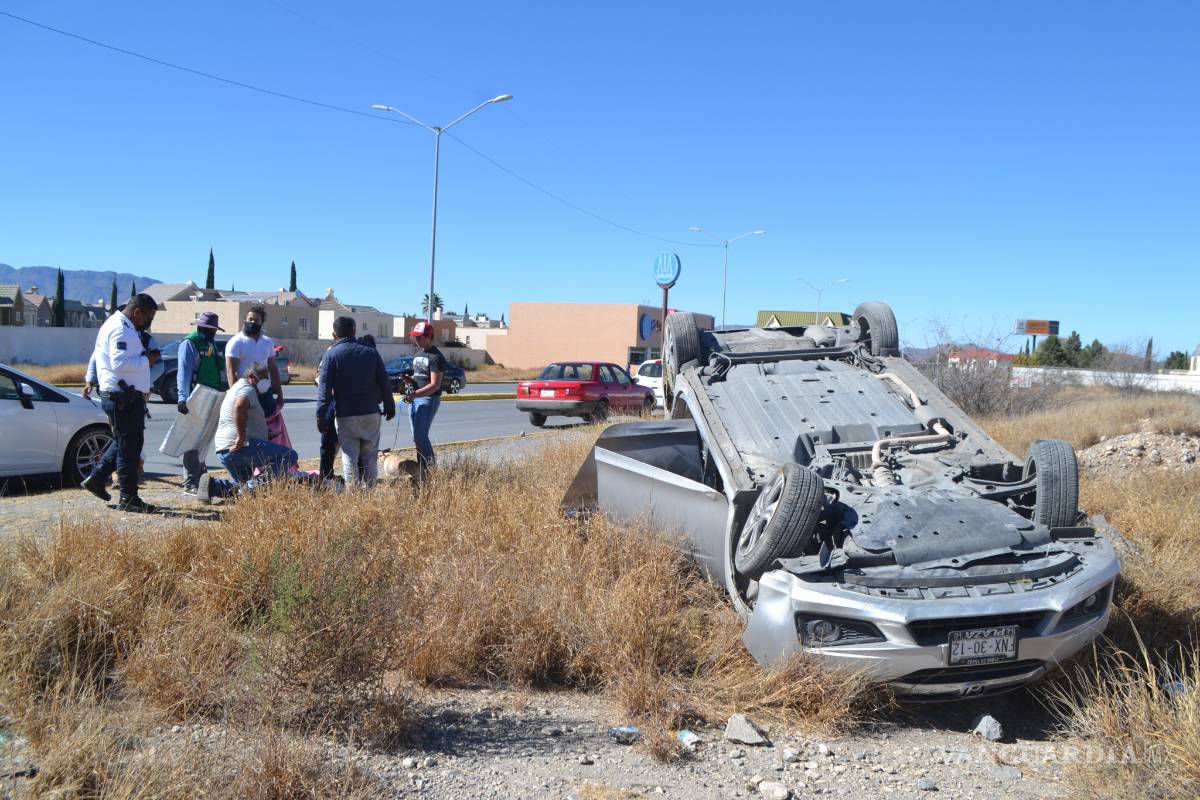 Vuelca por descuido en el Colosio; solo se lleva un susto