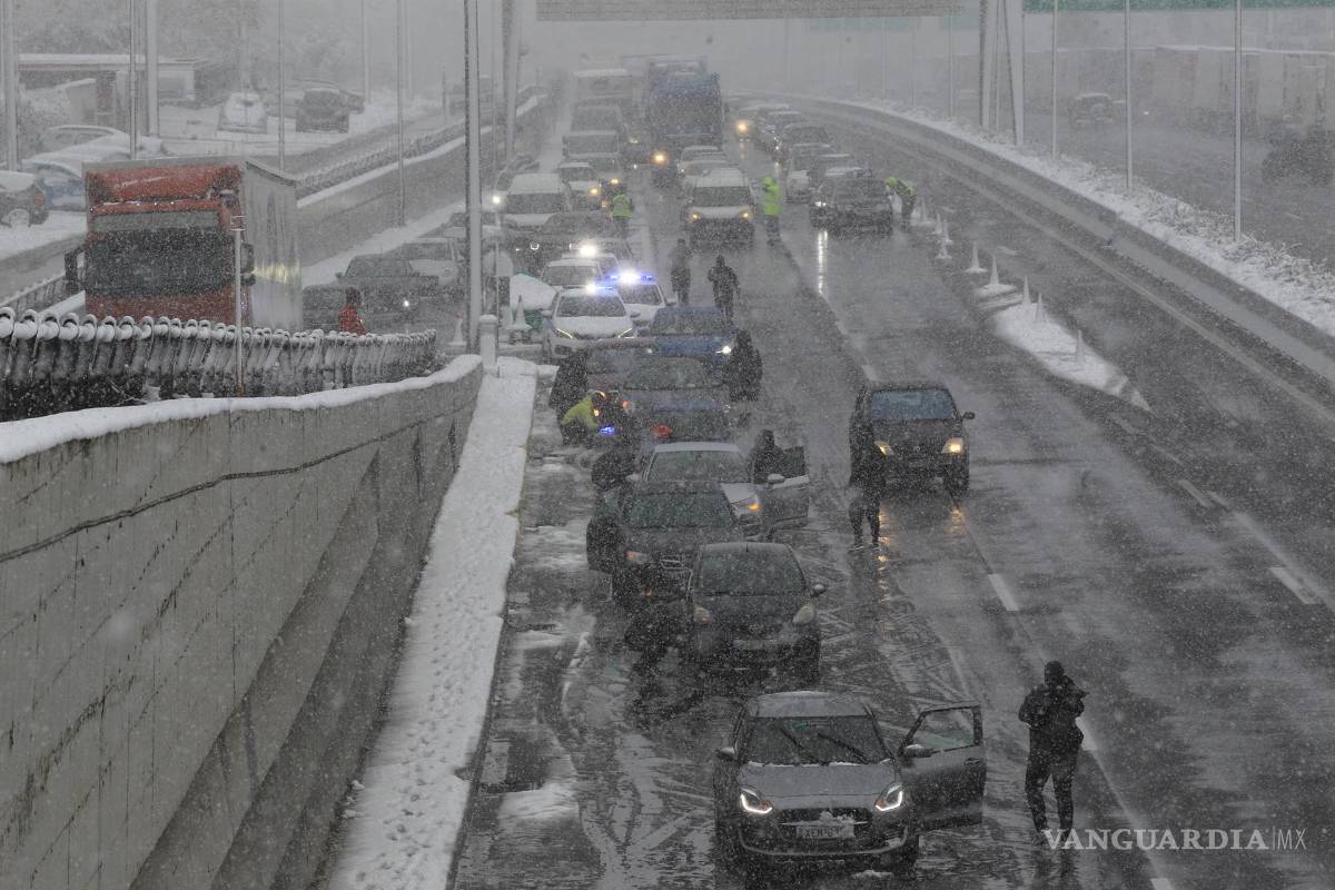 Nieve deja a miles de personas varadas en Estambul y Atenas