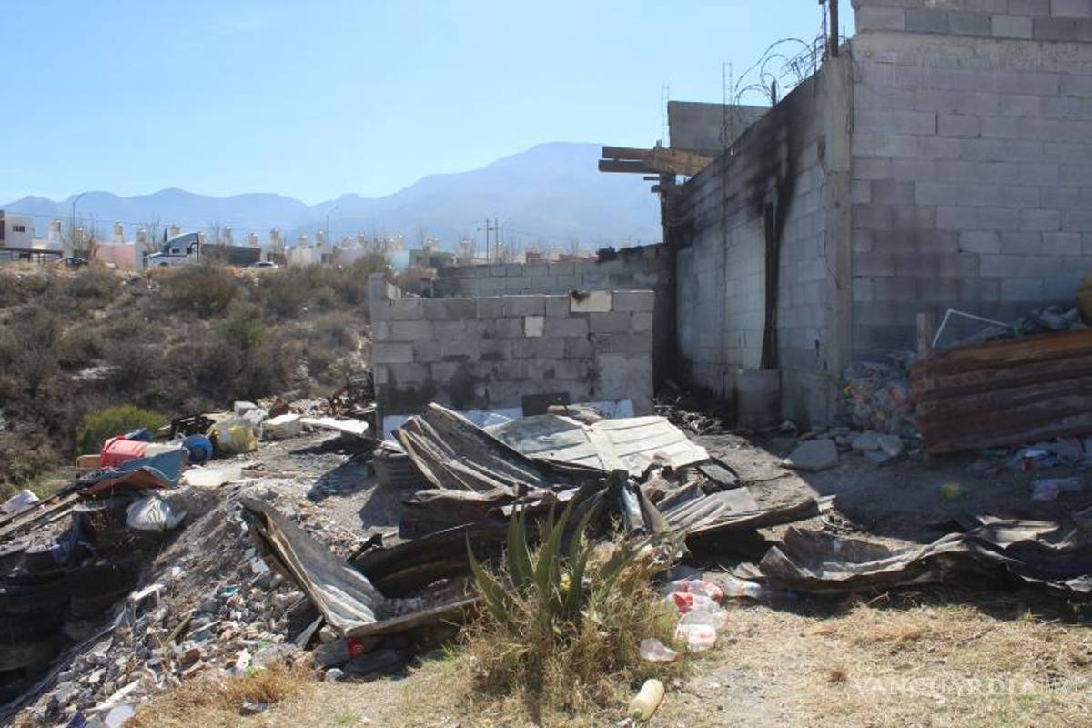 $!El tejaban quedó reducido a cenizas tras el incendio registrado al amanecer en Vistas de Peña.