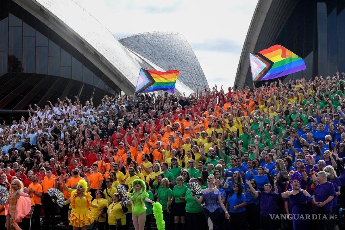 $!Cerca de 1000 participantes crean la bandera de LGBTQIA+ en la Ópera de Sídney en el aniversario del primer Mardi Gras en Sídney, Australia.