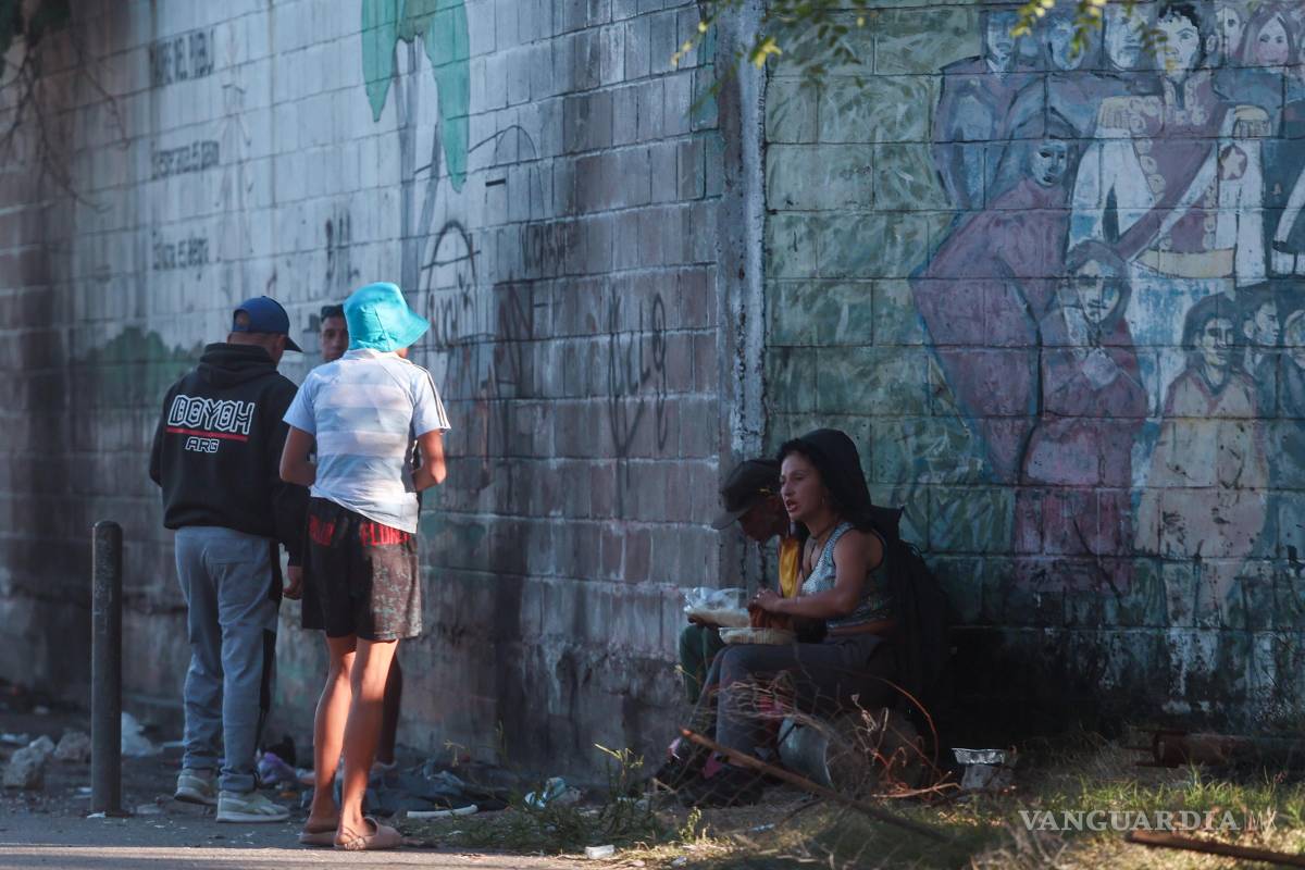 $!Un grupo de personas en situación de calle en Buenos Aires. Los argentinos acudirán el domingo a las urnas con una economía estancada.