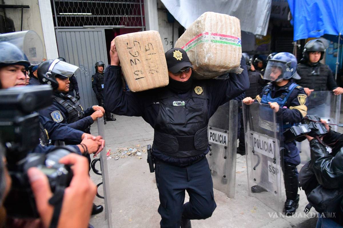 Desmantelan búnker de drogas y armas en CDMX
