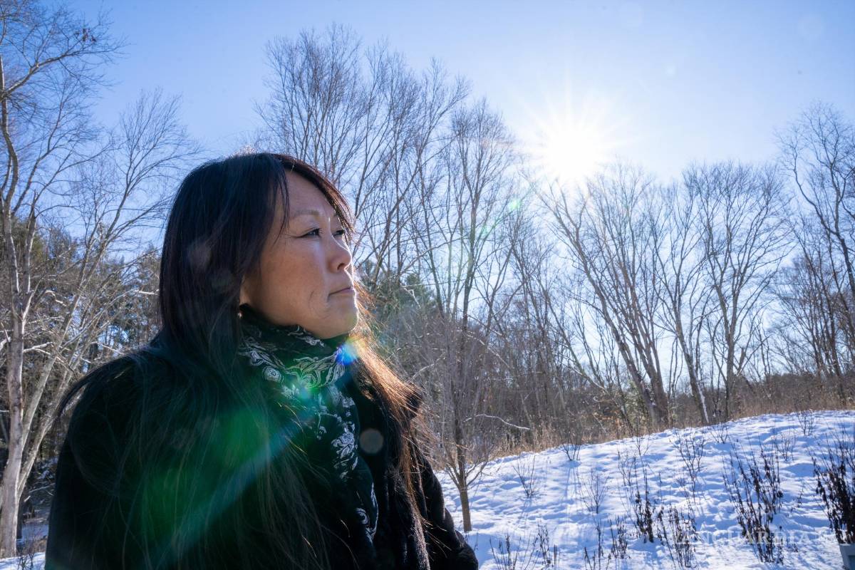 $!Po Murray, presidenta de Newtown Action Alliance, un grupo de prevención de la violencia armada, visita el Monumento Permanente de Sandy Hook.