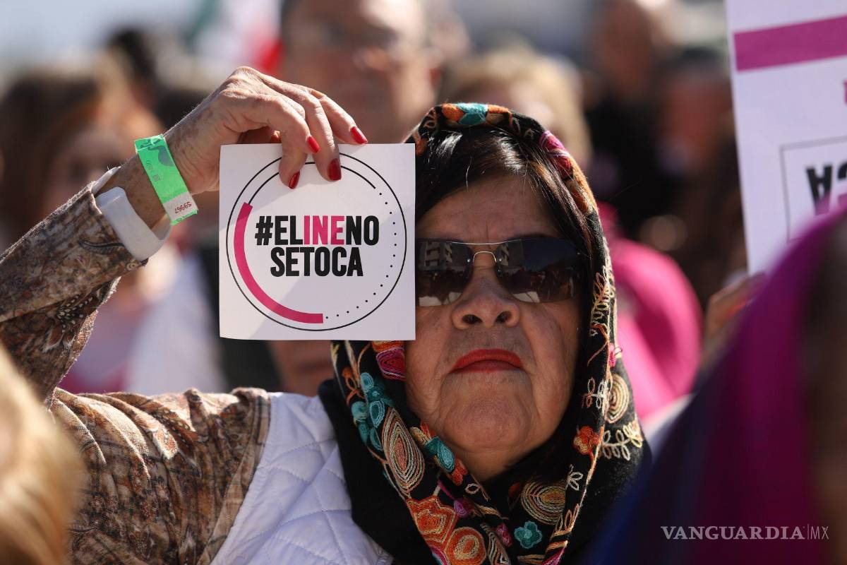 $!Alrededor de dos mil personas se concentraron afuera de las instalaciones del INE en Saltillo.