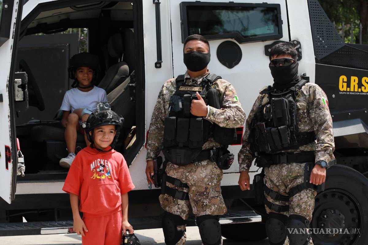 $!Elementos de la Policía Municipal se tomaron fotos con los niños que así lo pedían.