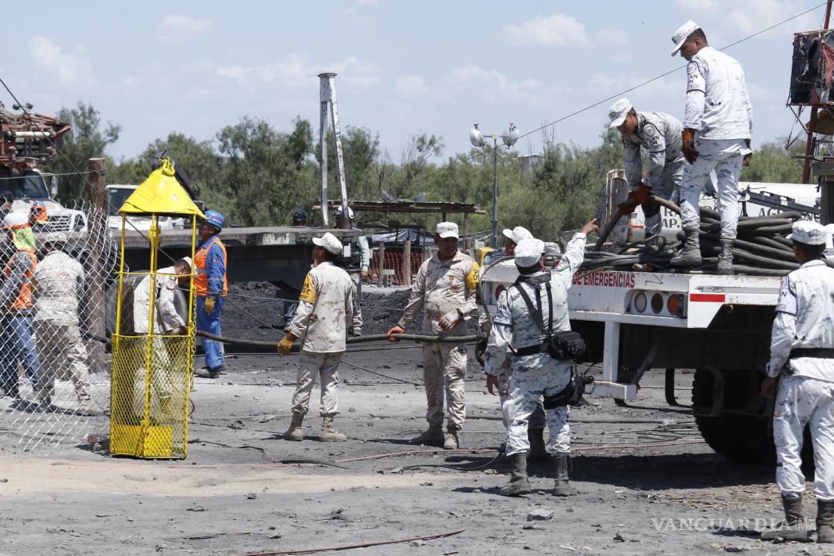 $!Para las labores de rescate se han desplegado 383 elementos de las Fuerzas Armadas, la Guardia Nacional, de Protección Civil y autoridades del estado. Además se utilizan 60 vehículos terrestres, 19 bombas sumergibles, 11 generadores eléctricos y ocho torres de iluminación