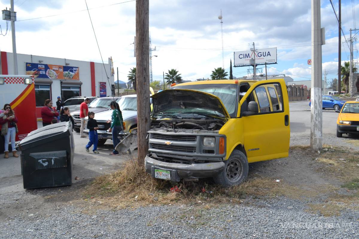 $!Conductora de transporte escolar decide impactarse contra poste por falla de frenos; trasladaba a 15 alumnos en Saltillo