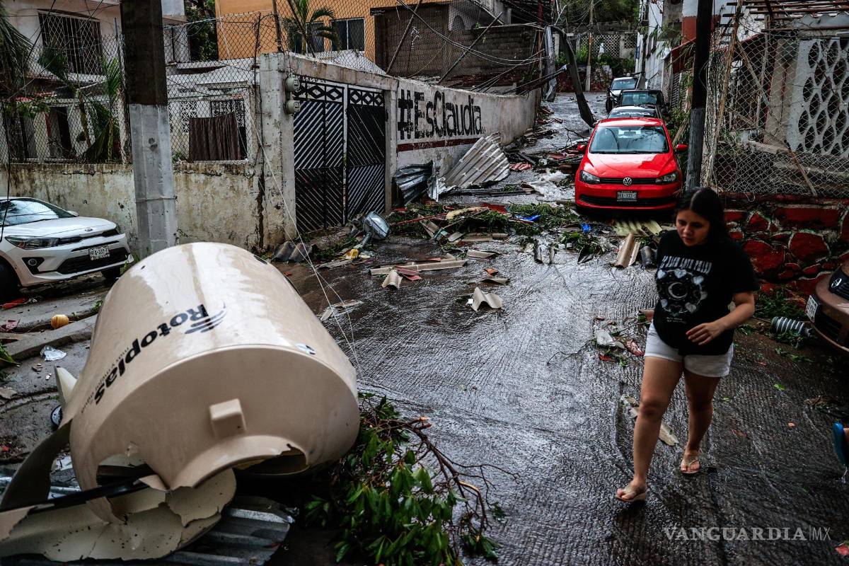 $!Una joven camina por una calle afectada por el paso del huracán Otis en el balneario de Acapulco, en el estado de Guerrero, México.
