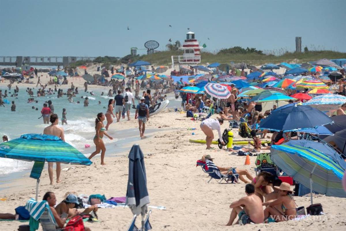 Playa de Miami a reventar, pese a récord de casos de COVID-19 en Florida