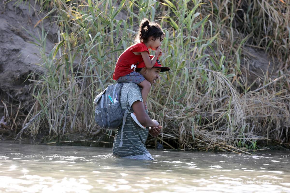 $!Migrantes caminan en el Río Grande en Eagle Pass, Texas.