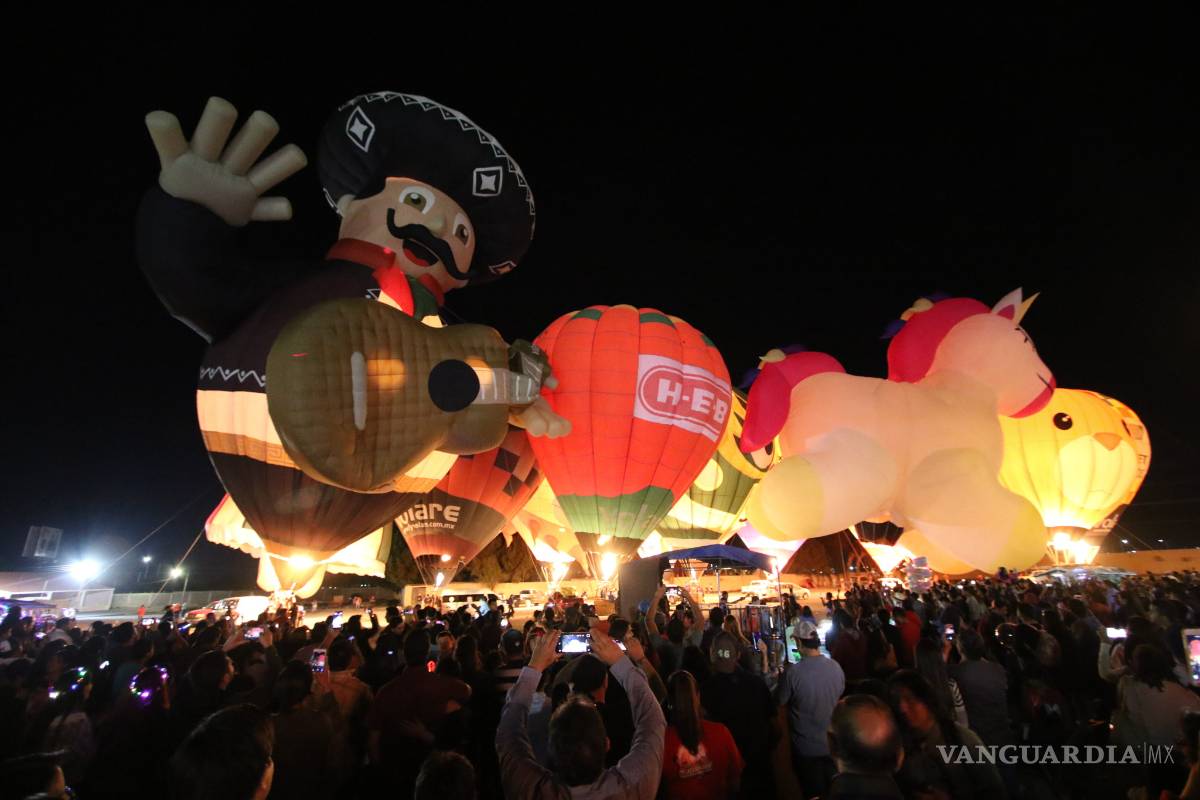 Cierran con noche luminosa el Globo Fest Saltillo 2019