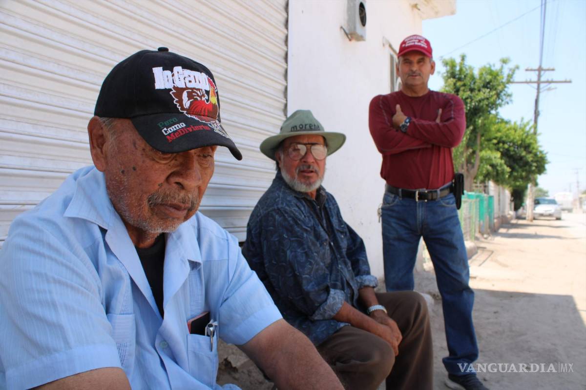 $!El señor Rodrigo Bernal de 80 años está sentado sobre la calle principal que cruza el ejido Lequeitio de Francisco I. Madero. Con una voz que apenas se escucha, relata que hace cuatro años vendió la tierra y el derecho de agua que le heredó su abuelo.