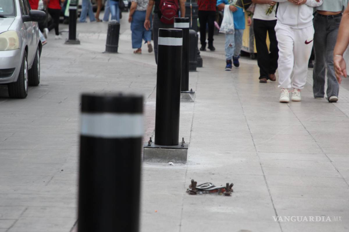 $!Personal municipal trabaja en la colocación de bolardos en calles clave como Juan Aldama, Pérez Treviño y Guadalupe Victoria.
