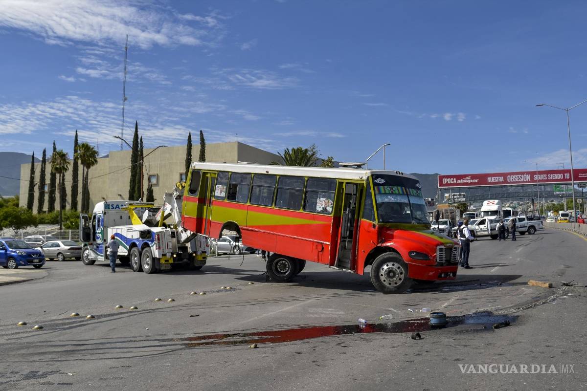$!Personal de tránsito y una grúa trabajaron en la remoción del camión volcado.