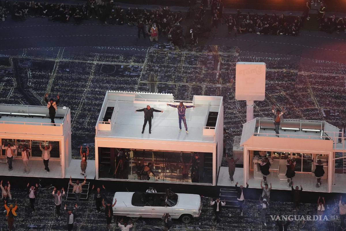 $!El escenario imitaba un barrio de Los Ángeles, incluyendo las luces nocturnas de la ciudad.