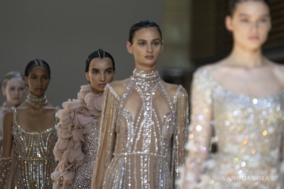 $!Modelos lucen creaciones en el desfile de la colección de alta costura otoño/invierno 2022-2023 de Elie Saab en París.