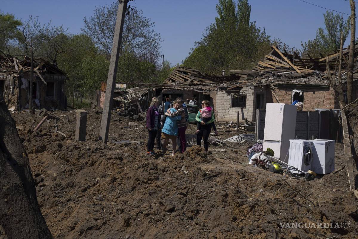 $!La información salió de acuerdo al gobernador Sergei Gaidai quien informó que el pueblo de Bilogorivka fue alcanzado por un ataque aéreo.
