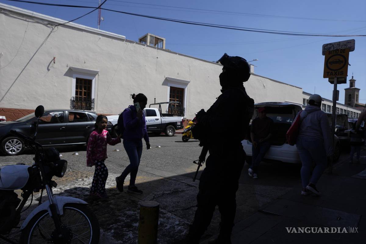$!Un policia municipal hace guardia en Maravatío, Michoacán. Dos aspirantes a alcalde de esta ciudad fueron asesinados a tiros.