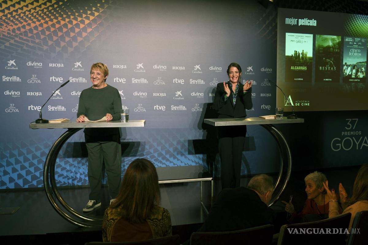 $!Las actrices Blanca Portillo (i) y Nora Navas durante la lectura de las obras e intérpretes nominados para 28 categorías en los premios Goya 2023.