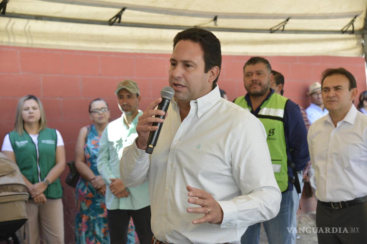 $!Autoridades municipales inspeccionan el área de la calle Obsidiana donde se realizarán los trabajos de pavimentación para mejorar la conexión con el periférico Luis Echeverría.